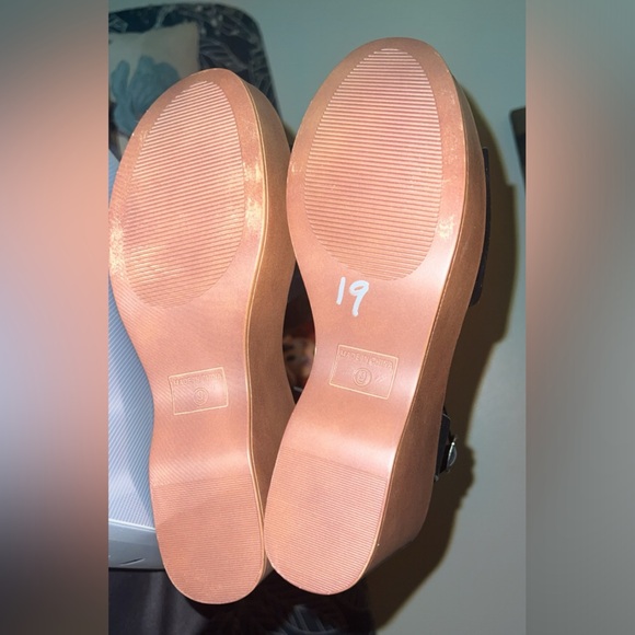 NEW- Me Too Womens Ankle Strap Wedge Sandals - Picture 3 of 10